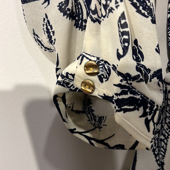 Navy & cream floral blouse - Women’s Medium - EUC - Picture 5 of 12